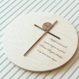 Personalizirani drveni krug s molitvom Anđele čuvaru i zlatnim križem – poklon za krštenje, pričest ili krizmu.