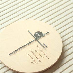 Personalizirani drveni krug s molitvom Anđele čuvaru i zlatnim križem – poklon za krštenje, pričest ili krizmu.